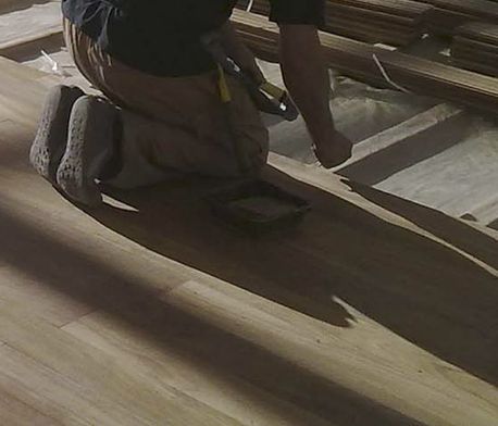 Tarimas Utrilla persona colocando parquet