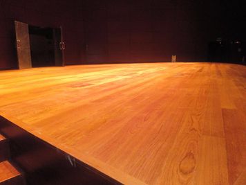 Tarimas Utrilla escenario con tarima de jatoba