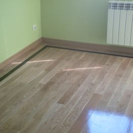 Tarimas Utrilla ROBLE DE 9 X 22 EN LISO Y TERMINACIÓN EN POLIURETANO SATINADO