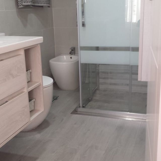 Tarimas Utrilla VINÍLICO EN BAÑO (VIVIENDA EN LEGANÉS)